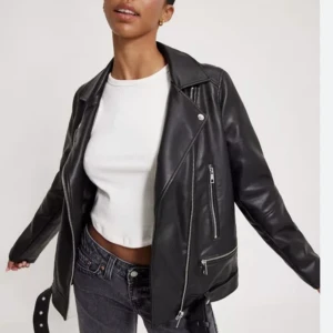 Missguided skinnjacka, Nelly  - Hej! Säljer min skinnjacka ifårn Nelly som jag köpte för drygt ett år sedan. Jackan är använd ett fåtal gånger och har inga defekter. Oversized fit. Perfekta vårjackan💓