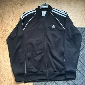 Säljer nu min adidas zip som aldrig är använd!!   pris kan diskuteras!!