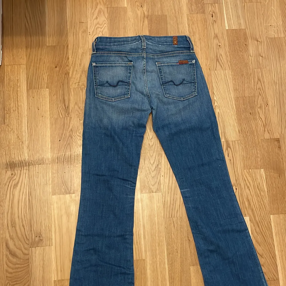 Jeans modell kimmie, i färg mellanblå. Straight leg low Rise  Storlek: 25 Ordinarie pris 2000kr. Jeans & Byxor.
