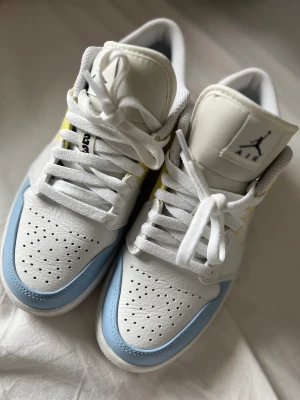 Jordan 1 low - I färgen my first coach. Storlek 38. Använda ute en gång 