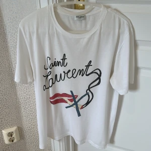 Saint Laurent T-shirt - Saint Laurent T- sjukt köpt på farfetch för ca 3500 kr.