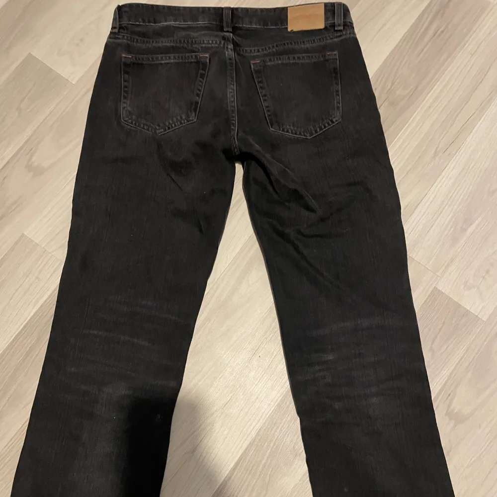 Supersnygga grå/svarta jeans från weekday i modellen Arrow. Superbra skick men säljer de för att de inte kommer till användning, de är i storlek 27/32. Nypris 599 kr. Hör av dig för fler bilder. Priset kan diskuteras. . Jeans & Byxor.