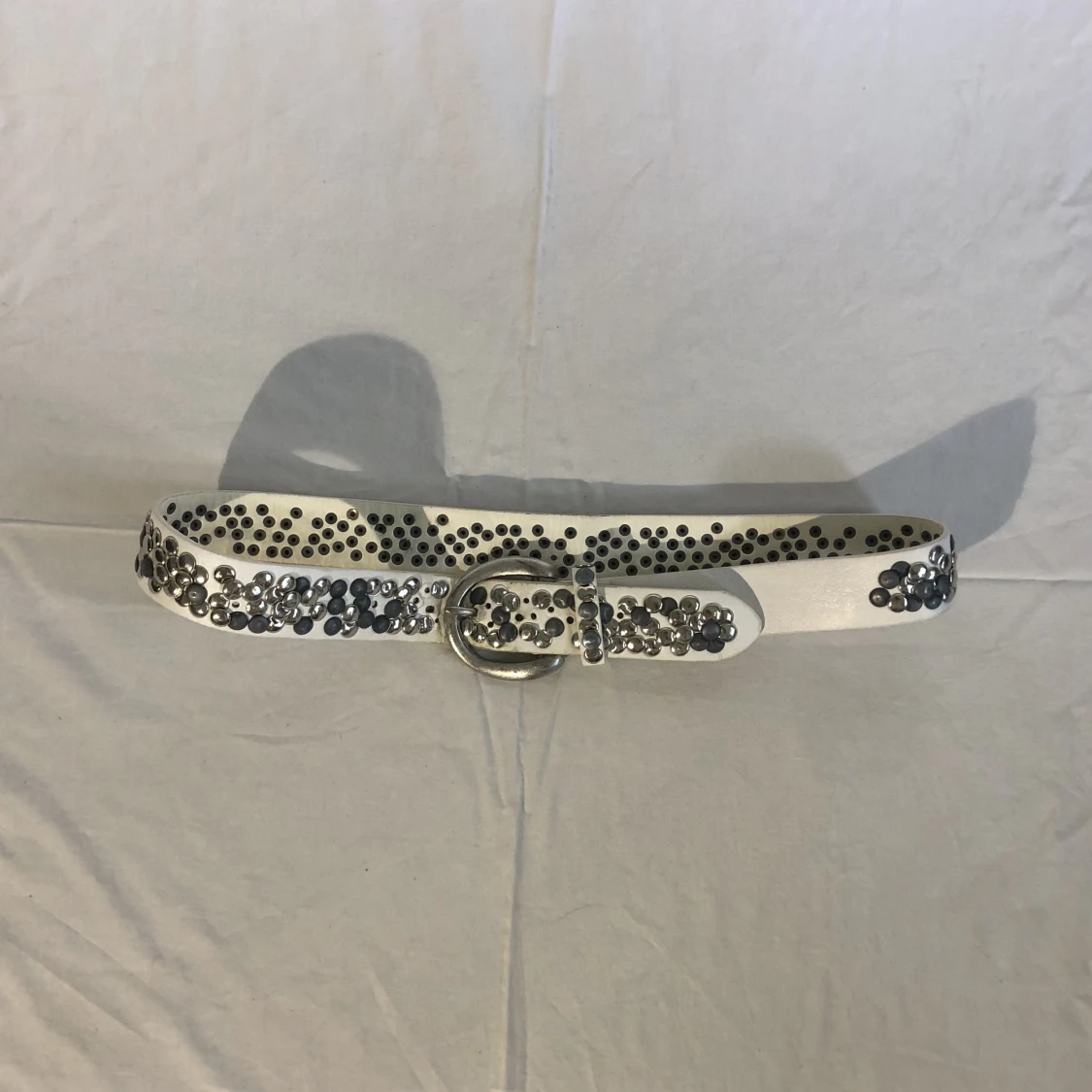 Vitt bälte med nitar