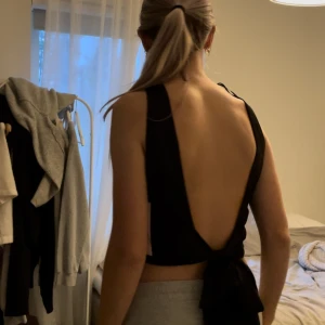 Zara topp - Säljer denna supersnygga festtopp från zara. Har inte använt den så att lappen är kvar. Skriv för fler bilder eller vid frågor. 💖💖
