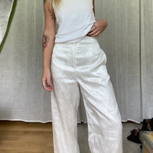 Satin byxa  - Byxa i satin. Insydd i midja som går att sprätta upp för lägre midja   Jag är vanligtvis storlek s, 164 cm lång 💌