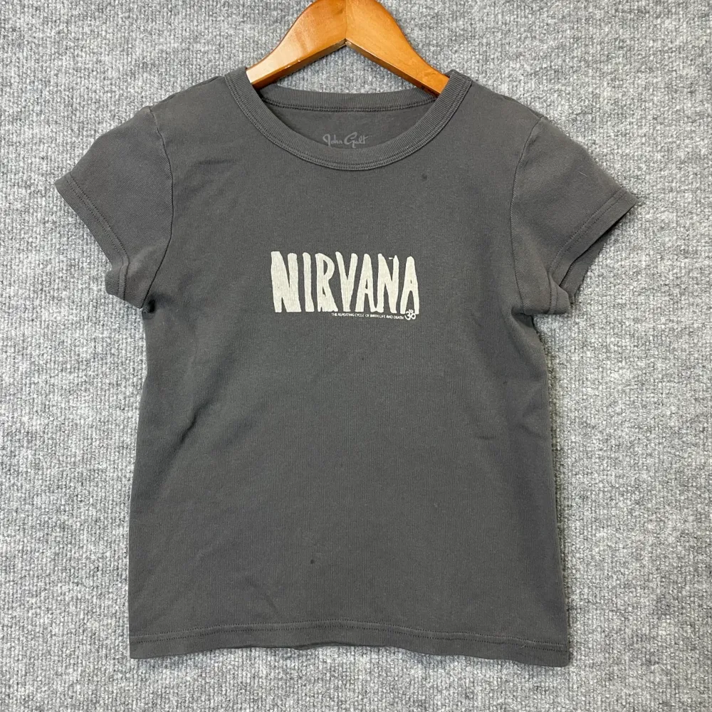 Säljer nu min älskade nirvana top från Brandy Melville då jag har för många liknande💗 Den är i perfekt skick och har inga fläckar eller liknande. T-shirts.
