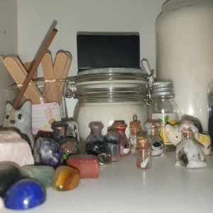 Spell jars - Kan göra olika beroende på  behov!! <3 Ex. Love spell charm, Lucky spell charm, Protection spell charm, Manifestation spell charm, Anti stress spell charm, Anti anxiety spell charm, Sweet dreams spell charm  Etc!  S - 25 M - 35 L - 45