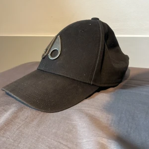 Moose knuckles keps  - Hej säljer nu är moose keps, den är inte jätteandvänd men ändå lite solblekt tyvärr, scann finns i kepsen dock har jag tappat bort lappen tyvärr men är äkta 