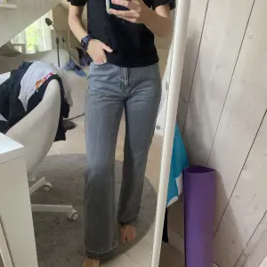 Grå jeans ifrån Weekday. Sitter så bra!!