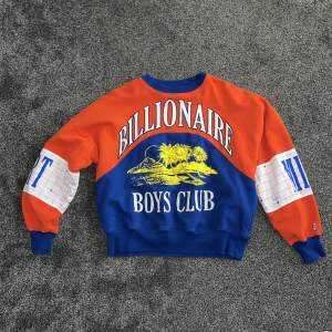 Billionaire boys club tröja, nypris 2800kr köpt på caliroots, kvitto och original påse finns kvar! Skriv om du har fler funderingar tröjan är storlek L men passar dig som bär mellan S-M skulle jag säga eftersom den sitter väldigt boxy