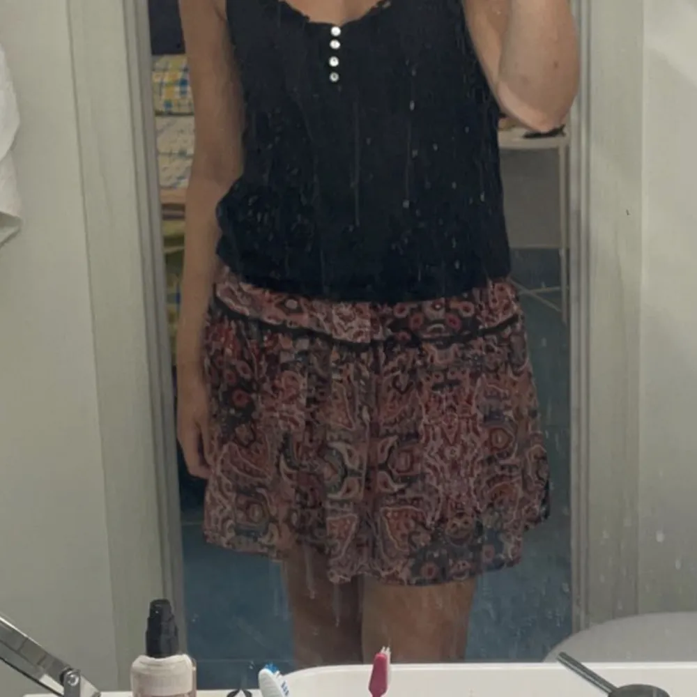 Supersnygg mönstrad kjol som jag tyvärr inte får användning för. (Lägger in bättre bilder så fort jag kan). Kjolar.