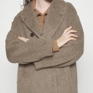 Kappa arket - Säljer denna jack/kappan från arket. Använd antal få gånger.💕