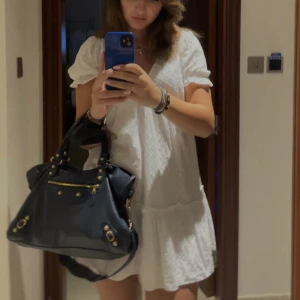 Balenciaga city bag - Intressekoll på min fina Balenciaga city bag🤍 i en superfin marinblå färg med gulddetaljer. Skickar gärna fler bilder vid intresse🤍⭐️ BUD PÅ 5700 KR NU ⭐️