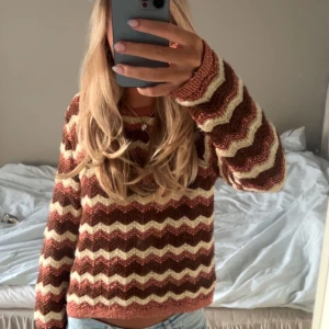 Stickad tröja  - As snygg tröja från mango, använd fåtal gånger och är i jättebra skick! Skriv för fler bilder!                     (Köpt för 600kr)