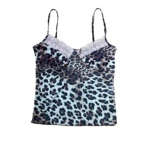 Leopard linne - Linne i leopard mönster med rosa spets detaljer🎀