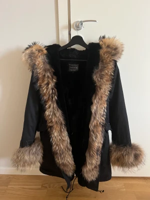 Äkta päls vinterjacka  - Haft jackan i ca 3 år dock har jag endast använt den ett par gånger. 
