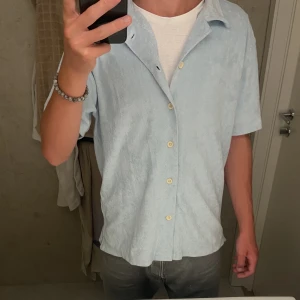 Frottéskjorta  - Säljer nu min frottéskjorta från Brothers. Köpte den för en månad sen och knappt använt den sen dess. Köpte den för 600kr. Skriv vid funderingar.