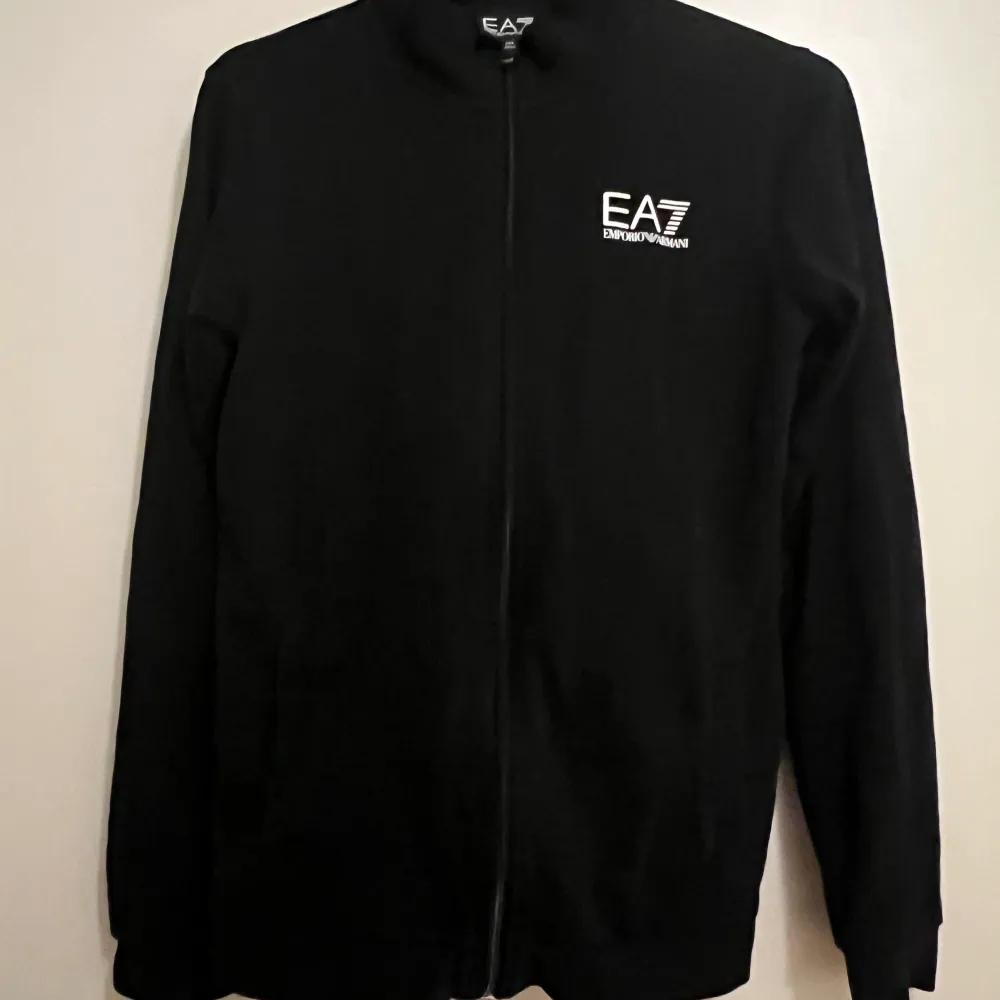 Säljer superfint EA7 tröja, super fint sick, den för liten för mig. Storlek 160  Tar emot Swish endast . Tröjor & Koftor.