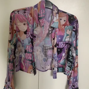 Anime skjorta  - Croppad skjorta från NewYorker i nyskick med snyggt anime motiv. Skriv för fler bilder/info❤️