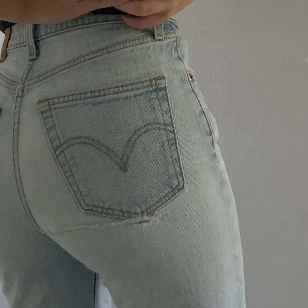 Jeans från Levis som förutom ett litet hål därbak, som går att sy igen, är i mycket bra skick. Storleken är 26 och modellen ribcage straight.. Jeans & Byxor.