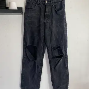 Slitna jeans i storlek S  Pris 20kr