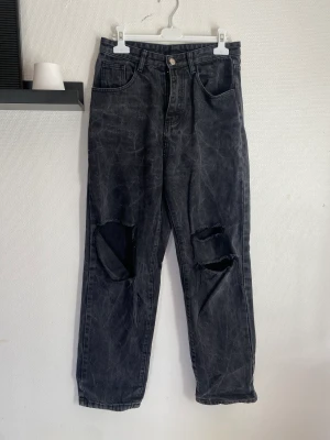 Slitna jeans  - Slitna jeans i storlek S  Pris 20kr