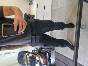 Carhartt cargo svart - Svarta carhartt cargo pants i storlek 31x32 wom blivit lite för små för mig. Helt ok skick. 