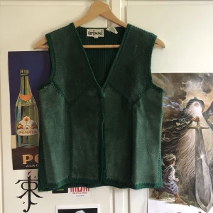 Grön mockaväst - .