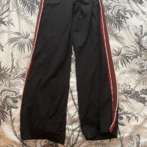 Svarta och röda byxor🤍 - Ett par byxor i från H&M i storlek 32❣️
