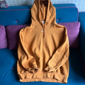 Nike hoodie  - En riktigt fin orange nike hoodie i storlek M. Den har inte använts mycket alls. Inga fläckar eller nått. 9/10 skick. Köparen står för frakt.