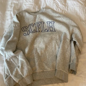 Oversized sweatshirt  - Supermysig sweatshirt med tryck, storlek XL så den sitter lite oversized på!