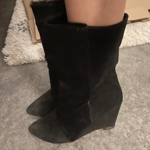 Isabel marant boots - Jättefina isabel marant mocka boots med kilklack, måste lämnas in hos skomakare då undersulan på bägge är av så dom medföljer separat därav priset! Ger det ett försök innan ja kastar dom🩷