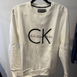 Sweatshirt Calvin klein - Vit sweatshirt från Calvin klein Nyskick Nypris 699kr Skick 9/10 