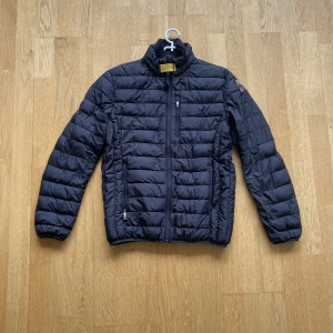 Parajumper Jacka - Storlek Y-M Säljer min Parajumper jacka då jag växt ut den Cond 9/10  För mer bilder är det bara tre skriva