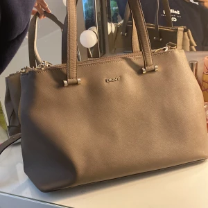 Dkny väska  - Dkny väska i bra skick. Äkta. Nypris: 3500
