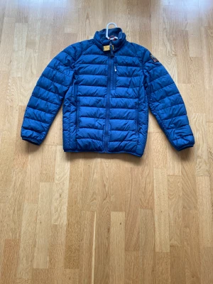 Parajumper jacka - Storlek Y-S Säljer min Parajumper jacka då jag växt ut den Cond 8/10 (Navy blå) För mer bilder är de bara att höra av dig 