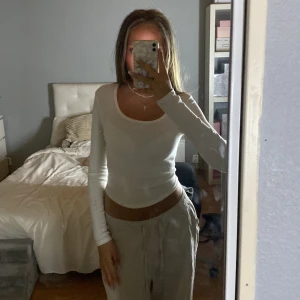 Vit topp från Newyorker  - Vit topp från Newyorker i strl xs. Använd ca 5 gånger och har inga skador eller fläckar. Mycket mysigt tyg.