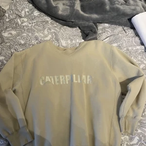 Caterpillar sweatshirt - En beige oversized Caterpillar sweatshirt. Använd fåtal gånger.