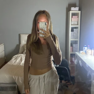 Brun topp från Newyorker - Långarmad brun topp från Newyorker i strl xs. Används ca 3 gånger och sedan bara legat i garderoben. 