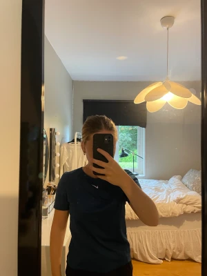 Nike träningströja - En mörkblå Nike träningströja i storlek S, den är i mycket bra skick och knappt använd 💙