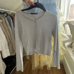 Fin kofta  - Jätte bekväm och fin kofta från lager 157 i grå. Den är perfekt över ett linne med jeans som outfit, eller tillsammans med en kjol.🩷 Aldrig använd, Kontakta via intresse eller frågor! 