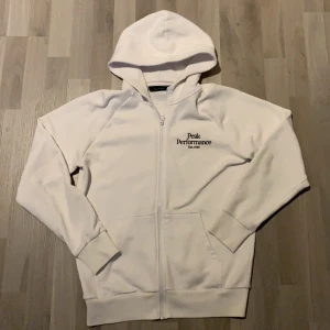 Peak performance zip - Zip hoodie från peak performance vit. Storlek S. Skick 8/10 inga defekter men nått ”smutts” märke, använt endast 4 gånger!ny pris ca 1200kr mitt pris 450kr, pris kan diskuteras!!!