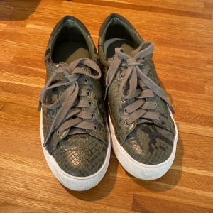 Sneakers - Ormmönstrade sneakers i mycket gott skick! 