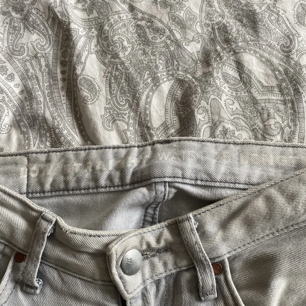 Gråa lågmidjade jeans från Bikbok  Fina o bra skick, avklippta nertill Nypris 699kr. Jeans & Byxor.