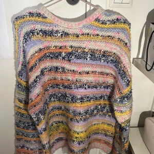 Stickad tröja - Säljer denna stickade tröjan, från Bik Bok i strl S. Hör av er vid frågor eller fler bilder✨🩷