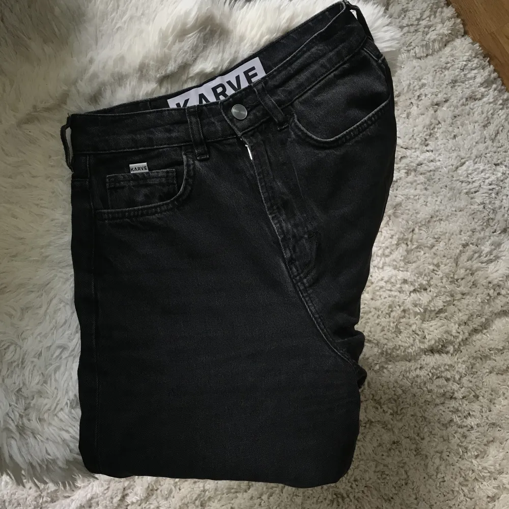 Sköna svarta jeans från KARVE som är highwaist, köpt på carlings för 800, säljer för 150. Aldrig använda i skick 9/10. Storlek XS, sitter som en 34.. Jeans & Byxor.