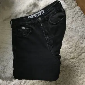 Sköna svarta jeans från KARVE som är highwaist, köpt på carlings för 800, säljer för 150. Aldrig använda i skick 9/10. Storlek XS, sitter som en 34.