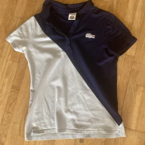 Lacoste piké  - Blå Lacoste piké   St 38  Ganska slim fit i storleken 
