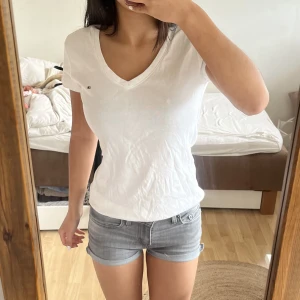 Tommy hilfiger tshirt - Jätte söt basic Tommy hilfiger tshirt som är v-ringad💕 passar som S och är i gott skick💕