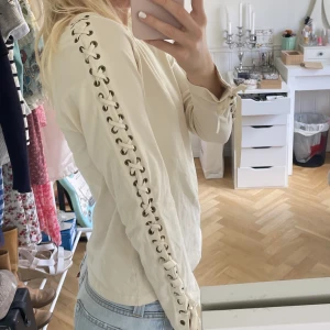 Vit topp - Jättefina band med justerbar knytning på armarna 💕märket heter elements